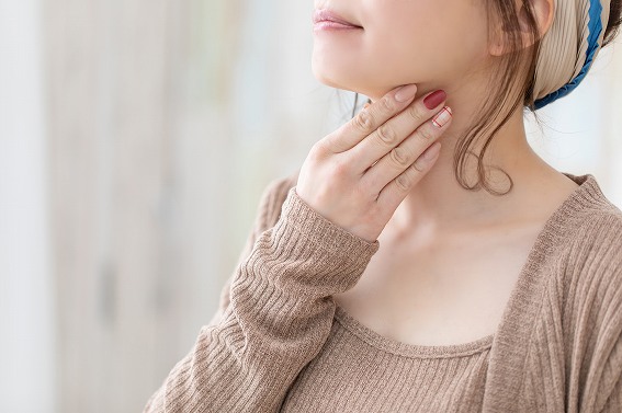 喉の違和感を感じる女性